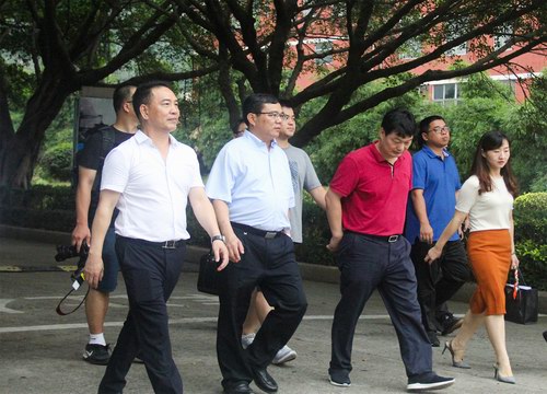 福州市委常委、福清市委書記王進足到福州市書生實驗學(xué)校調(diào)研