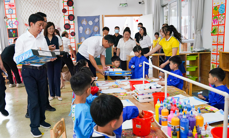 雨露滋潤催百花 盛世育才無須鞭｜葉仁佑書記、吳永忠市長等市黨政領(lǐng)導(dǎo)深入福州市書生實驗幼兒園開展“六一”走訪慰問?活動